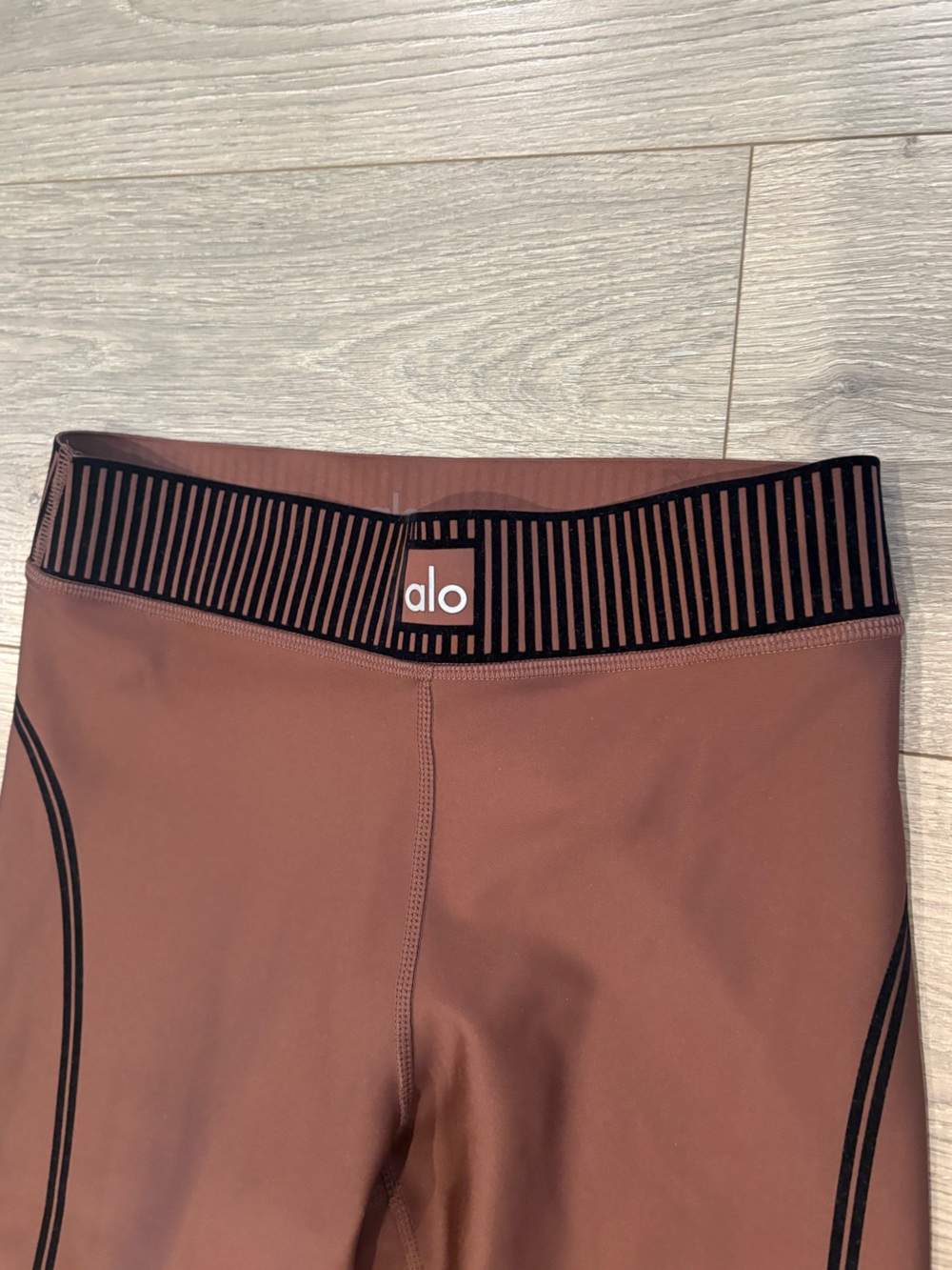 ALO Yoga 7/8 Line Up Legging Size XS Brown and Black - Picture 3 of 7